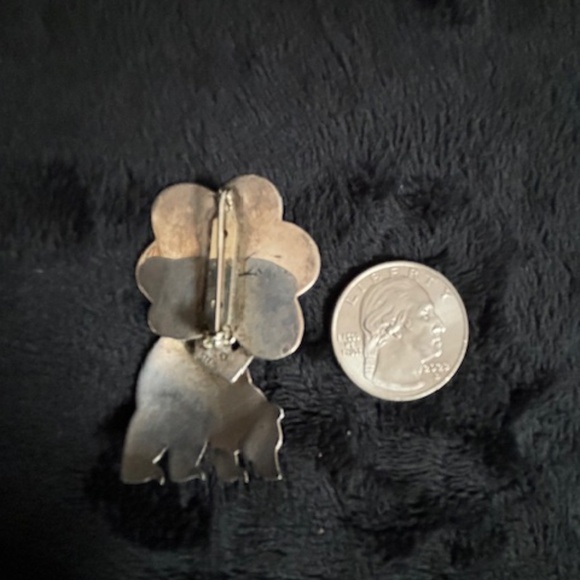 Native  vintage Sterling Silver/ onyx- SIGNED- Bear scene pin - Picture 2 of 2